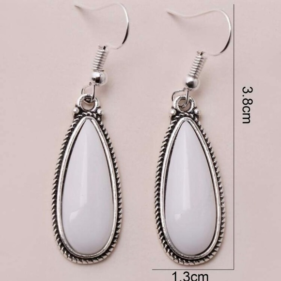 Water drop earrings with white stone. - Picture 3 of 4